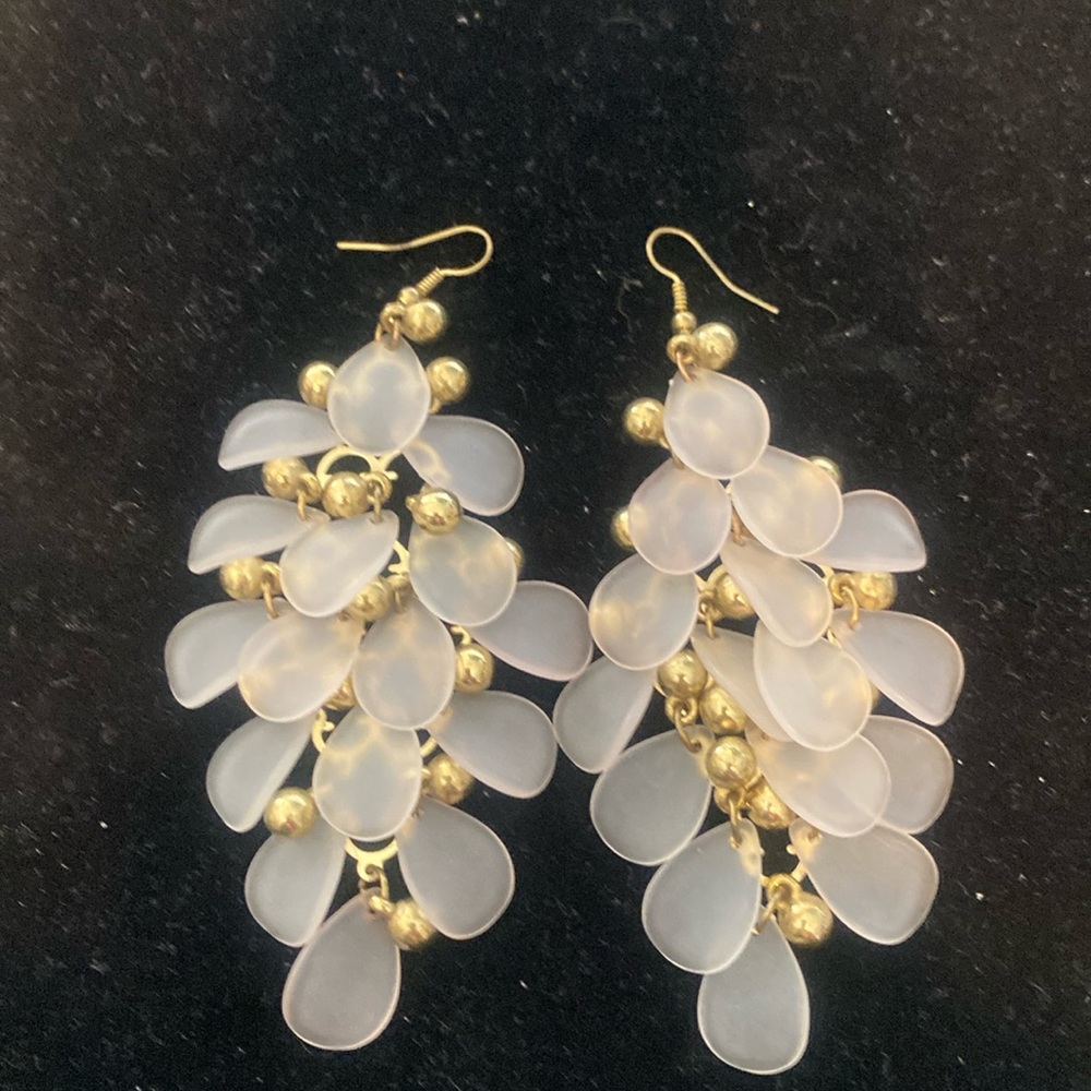 Pearly leaves and gold balls
